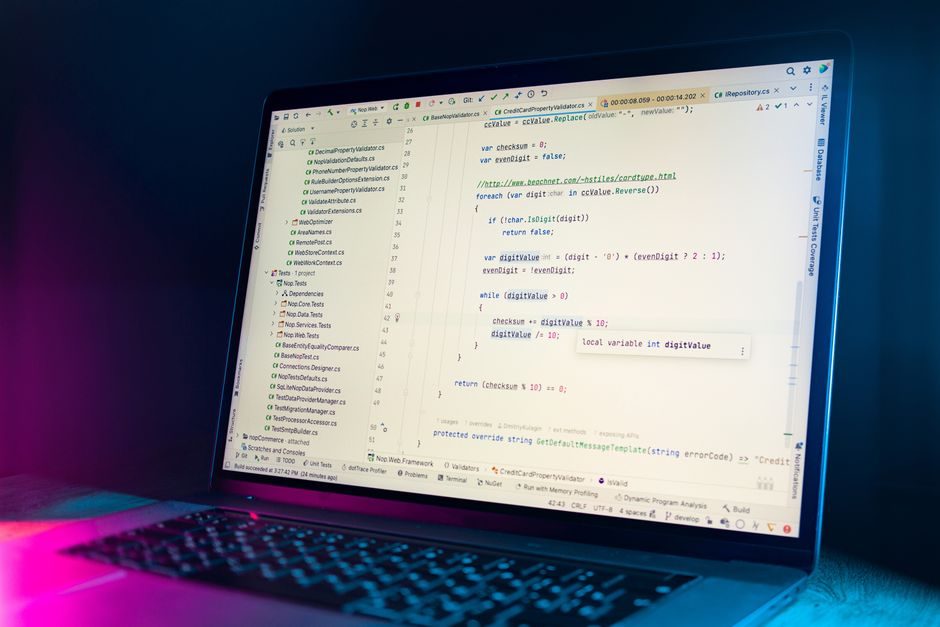 Team bespricht ein Website-Projekt am Bildschirm