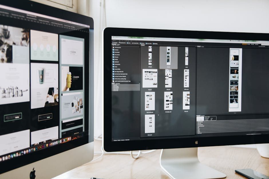 Arbeitsplatz mit Webdesign-Materialien und Laptop
